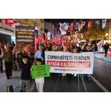 Binlerce yurttaş Cumhuriyet için ayakta