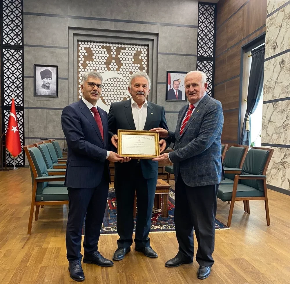 İş İnsanı Sakin Aruk'tan Böbrek Vakfı'na Destek