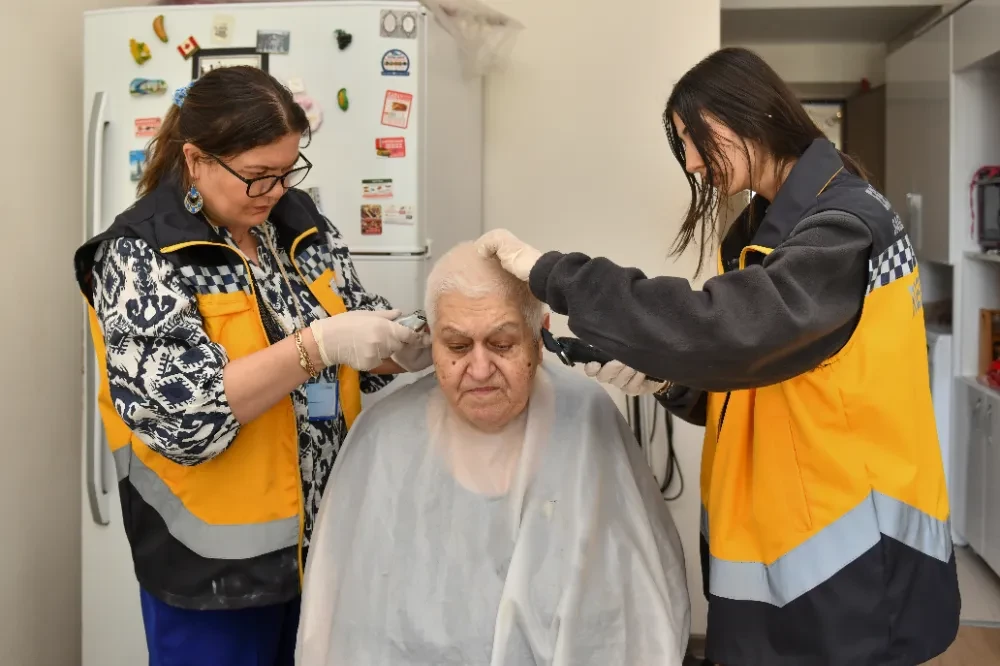 Esenyurt Belediyesinden Enggli ve Yaşlılara Traş