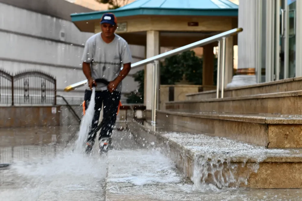 Esenyurt'ta Camilerde Kapsamlı ' Cuma Namazı' Temizliği 