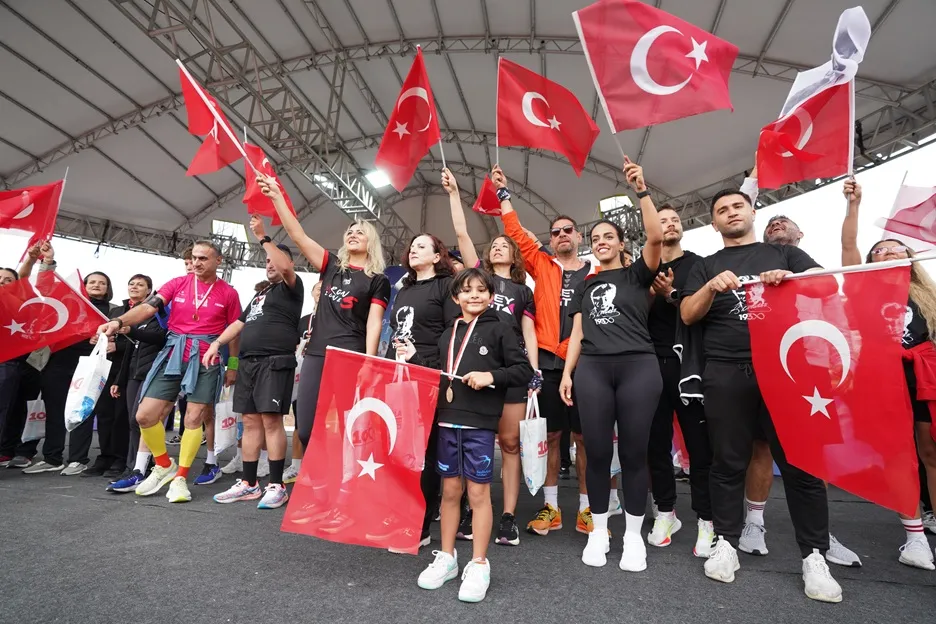 Yüzlerce Kişi Ata’ya Saygı İçin Koştu