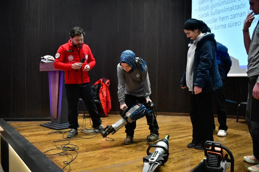 Gençler Afetlere Karşı Sahada Öğreniyor
