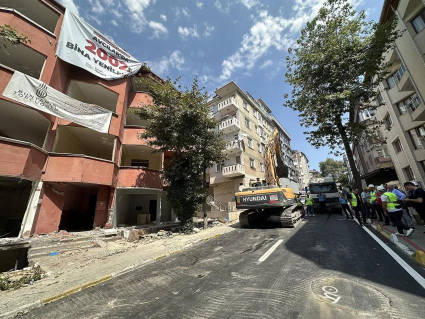 Avcılar’da 17 Ağustos’un Yıl Dönümünde 1999. Bina Yıkıldı
