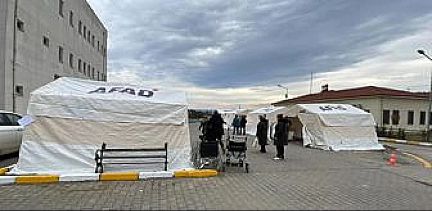 Depremzedelerin konaklaması için park alanlarına 200 çadır kuruluyor