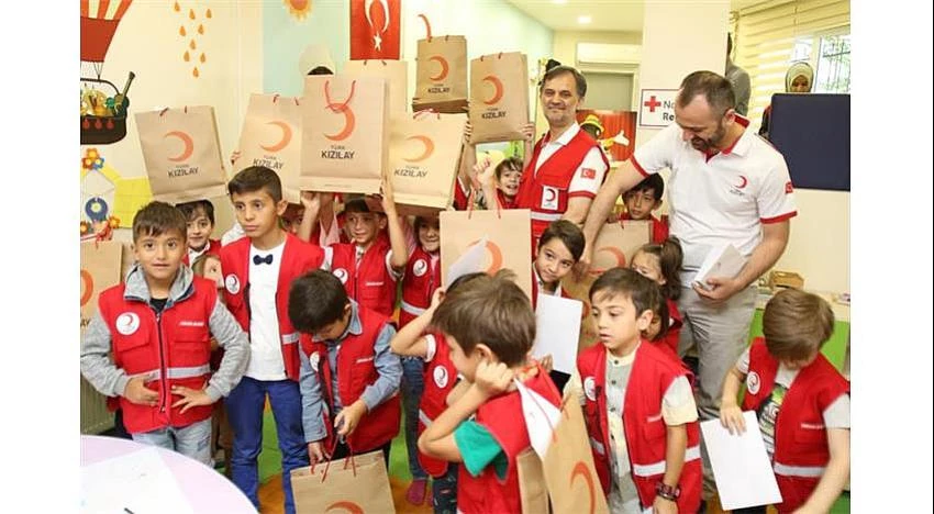 Çocukların Bayramlıkları Kızılay’dan